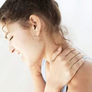 Silny ból spowodowany osteochondrozą kręgosłupa szyjnego